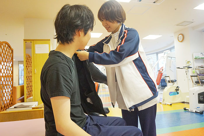 山口県下関市-下関リハビリテーション病院の更衣訓練